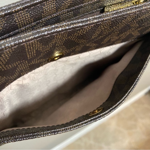 Michael Kors Jet Set Travel Messenger Bag - Picture 11 of 16